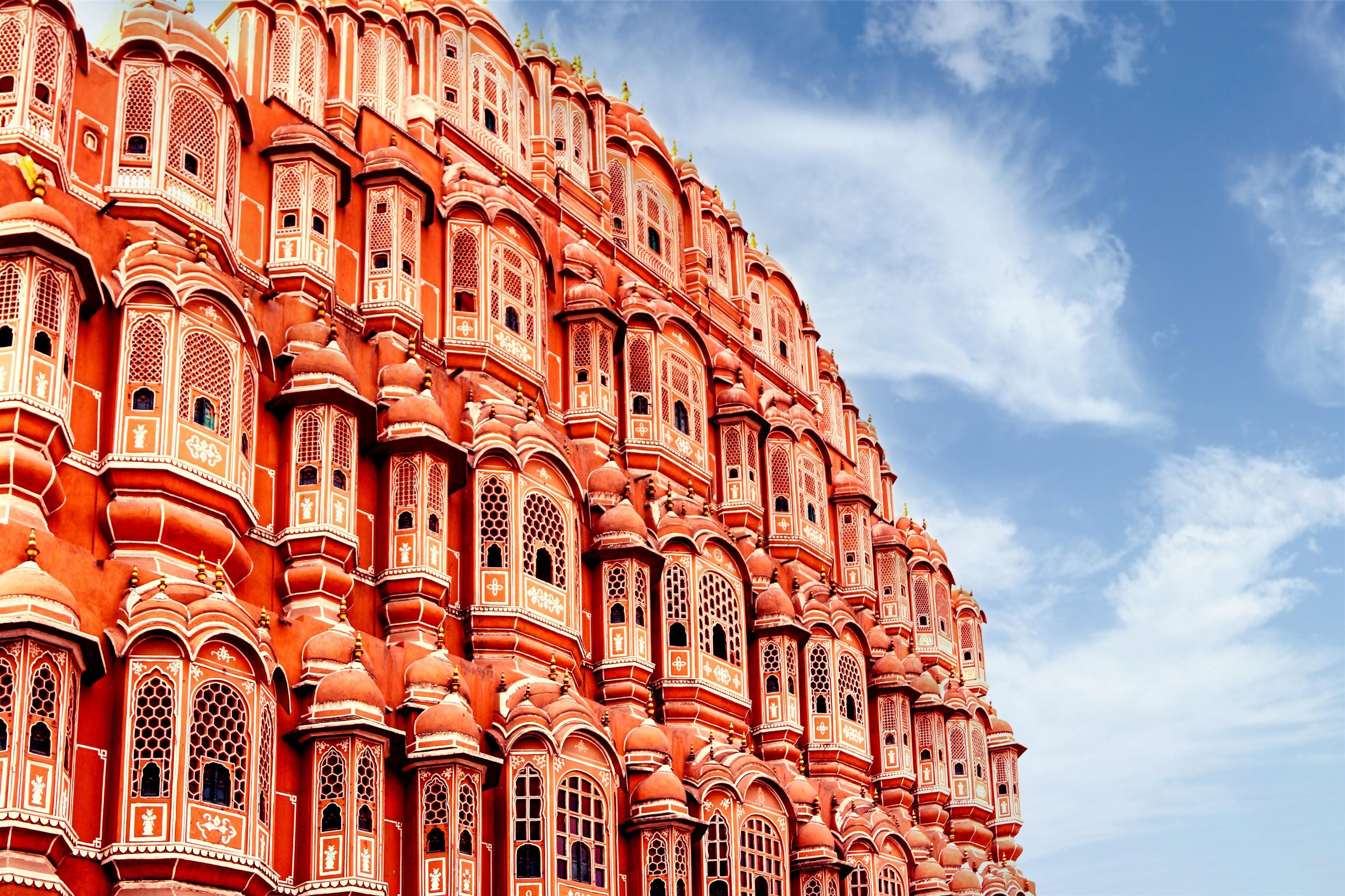 Det berømte Hawa Mahal (Vindenes Palads) i Jaipur, Rajasthan - et imponerende lyserødt sandstensbyggeri med sin karakteristiske bikubelignende facade af små vinduer, et mesterværk af rajput-arkitektur