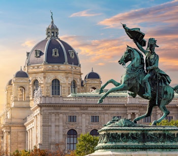 Rytterstatue af Ærkehertug Karl på Heldenplatz med Naturhistorisk Museums kuppel badet i solnedgangslys i Wien, Østrig