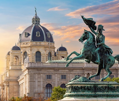 Rytterstatue af Ærkehertug Karl på Heldenplatz med Naturhistorisk Museums kuppel badet i solnedgangslys i Wien, Østrig