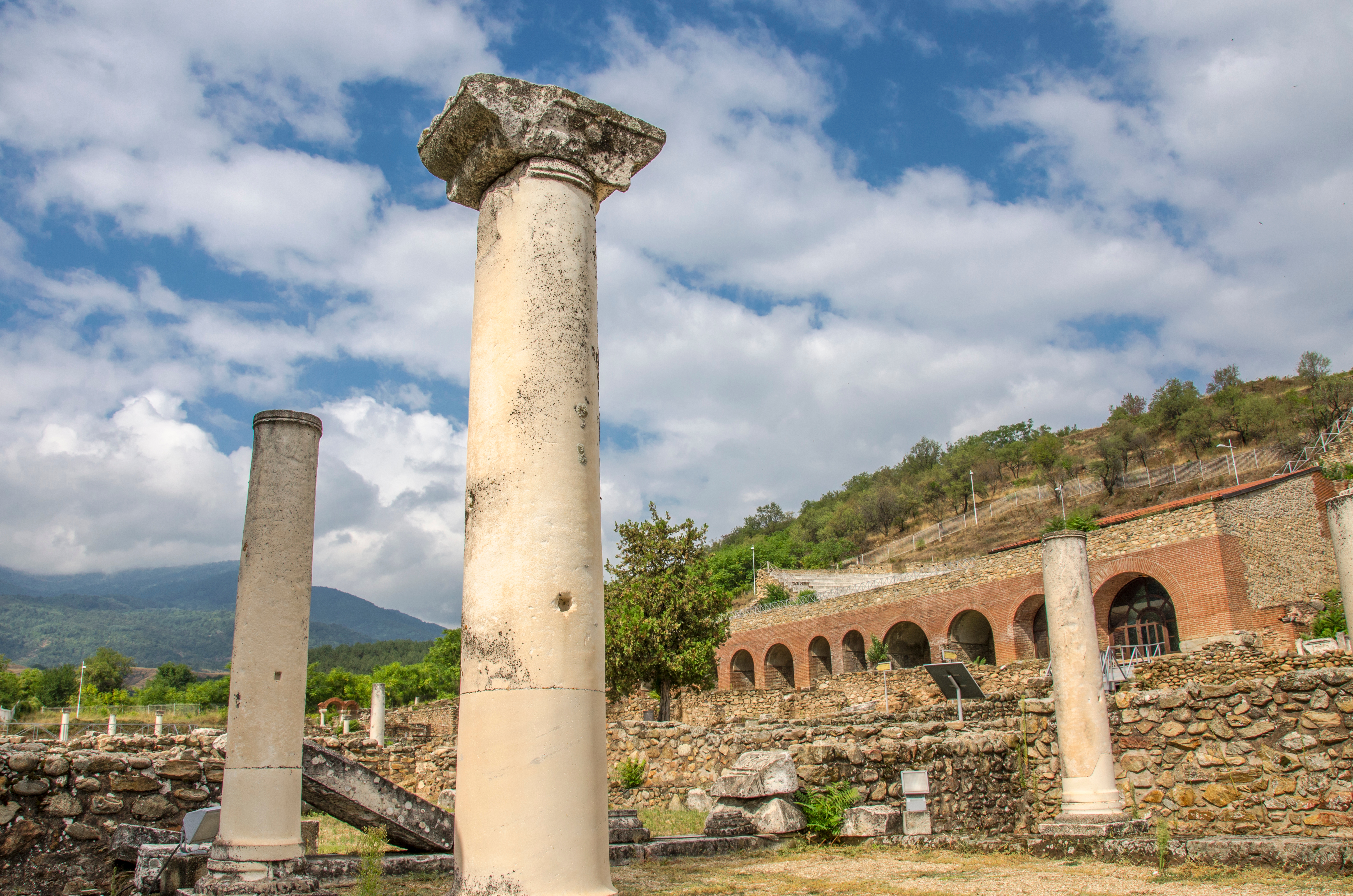 Antikke romerske søjler og amfiteater ruiner ved Heraclea arkæologiske sted i Nordmakedonien