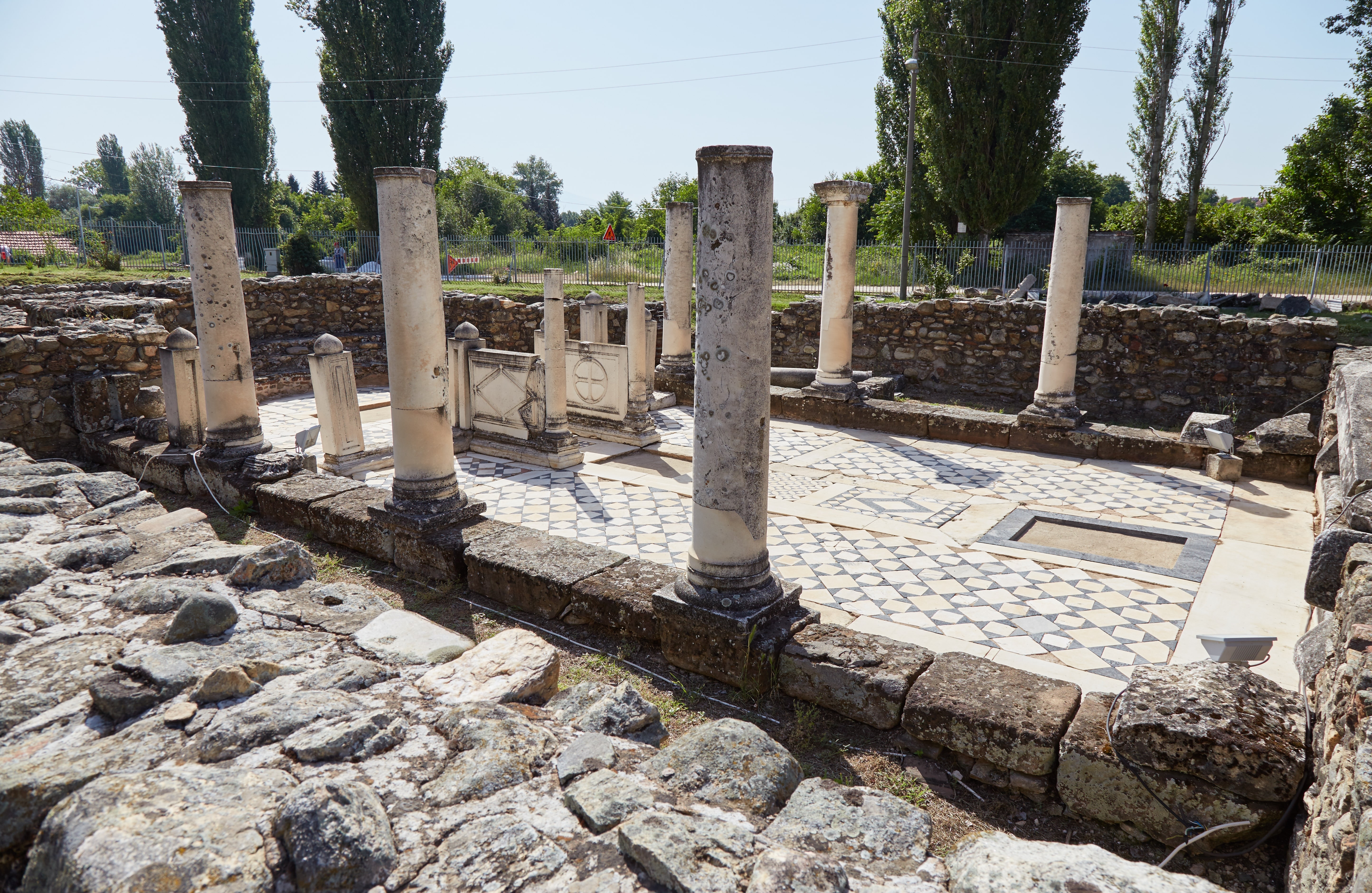 Antikke romerske ruiner ved Heraclea Lyncestis i Makedonien med bevarede søjler og mosaikgulve