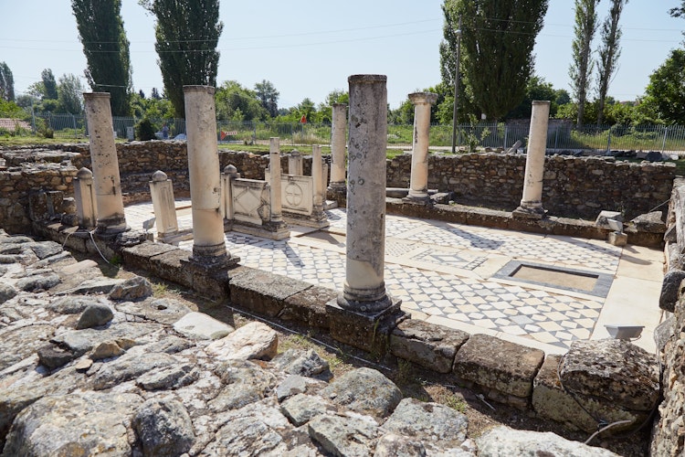 Antikke romerske ruiner ved Heraclea Lyncestis i Makedonien med bevarede søjler og mosaikgulve