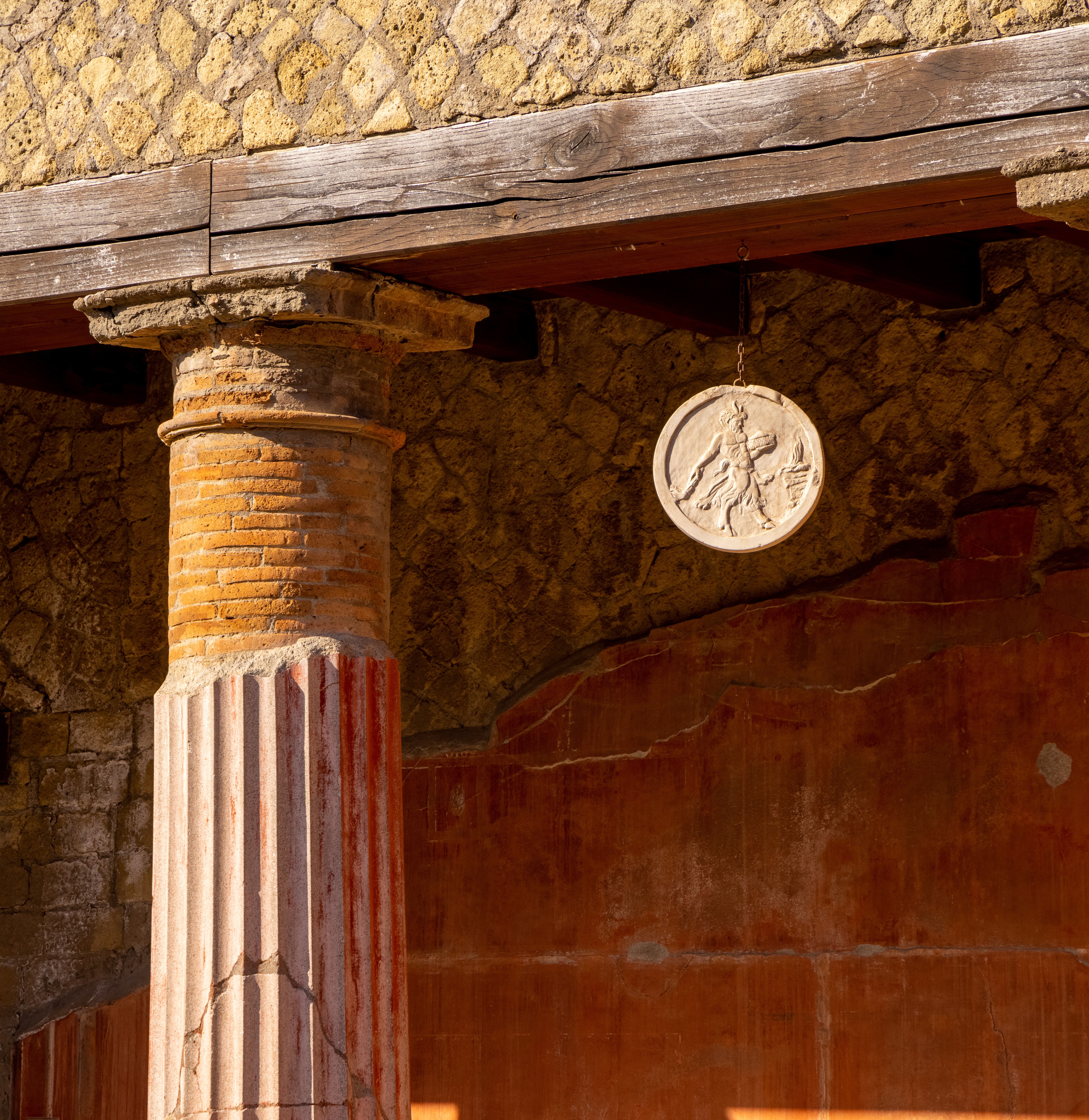 Antikke romerske søjler og freskmalede vægge i Herculaneum arkæologisk udgravning nær Napoli Italien