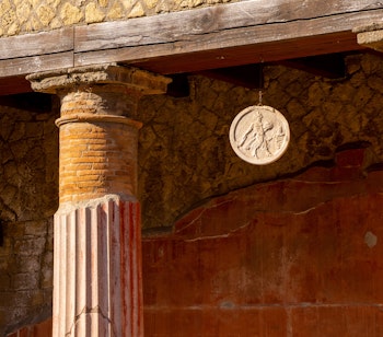 Antikke romerske søjler og freskmalede vægge i Herculaneum arkæologisk udgravning nær Napoli Italien