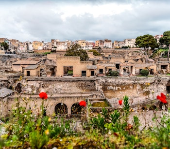 Historiske ruiner fra den antikke romerske by Herculaneum ved foden af Vesuv i Italien, bevaret efter vulkanudbruddet