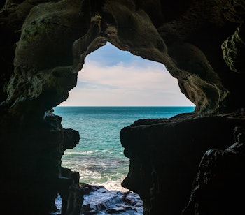 De berømte Herkules-grotter vest for Tanger med den ikoniske åbning formet som Afrika-kontinentet, der indrammes af det blå Atlanterhav