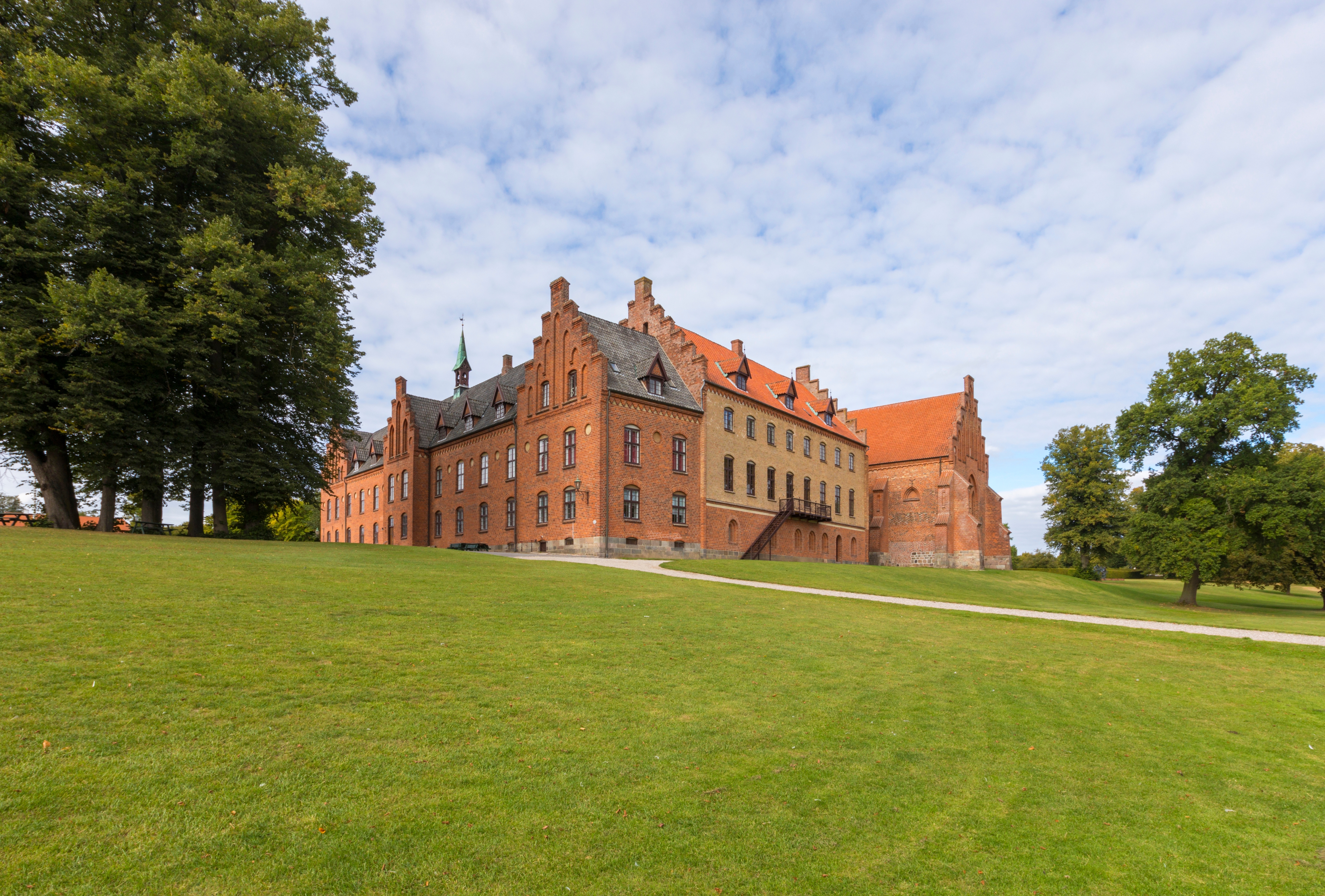 Historisk Herlufsholm kloster i Næstved omgivet af grøn park og træer