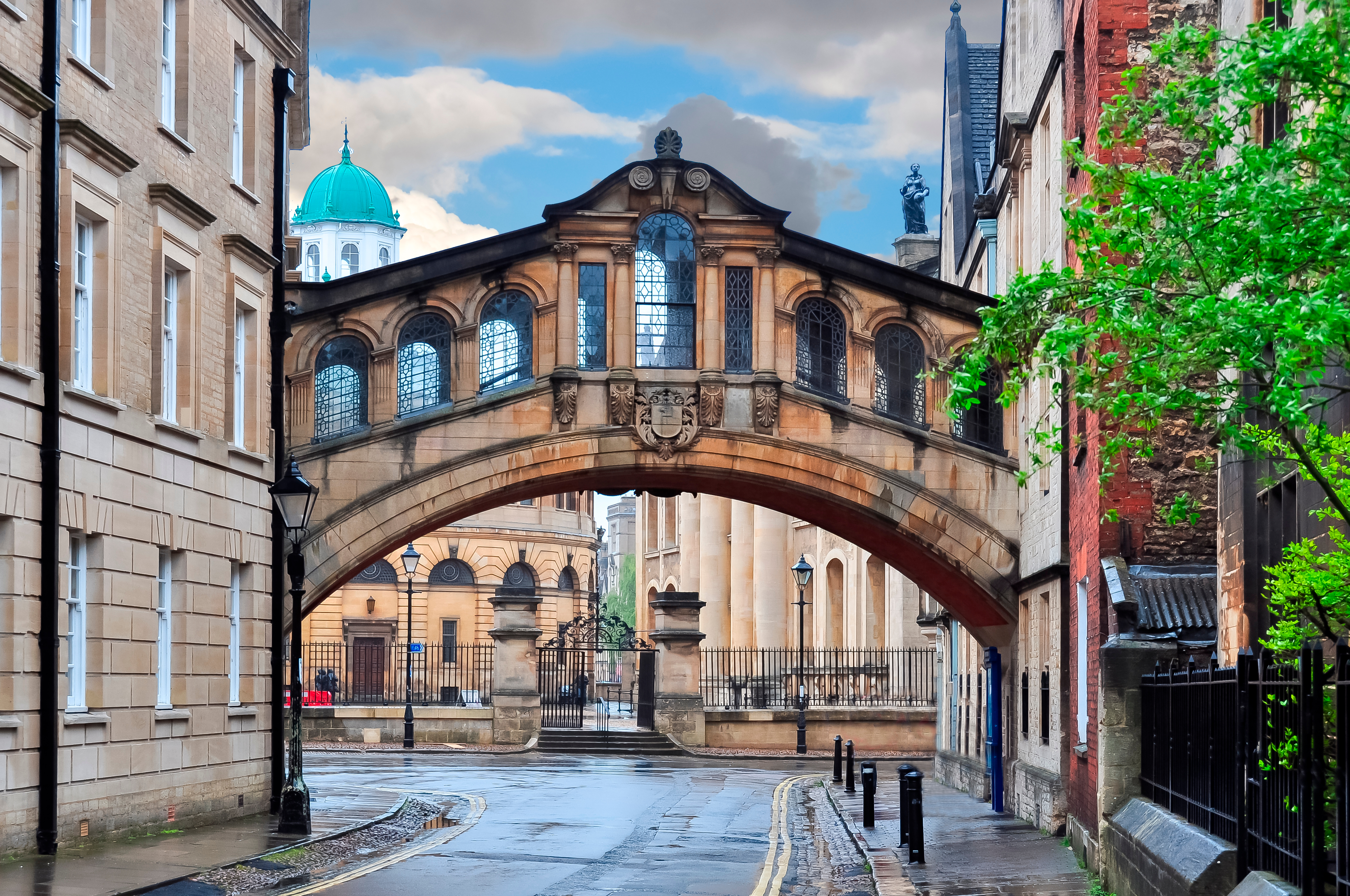Den berømte Hertford Bro (Bridge of Sighs) forbinder bygninger på Oxford Universitet i England med sin ikoniske arkitektur