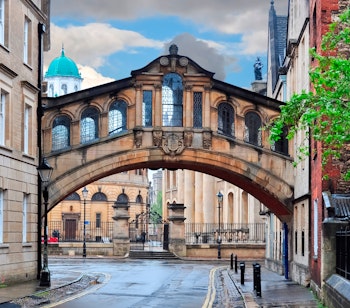 Den berømte Hertford Bro (Bridge of Sighs) forbinder bygninger på Oxford Universitet i England med sin ikoniske arkitektur