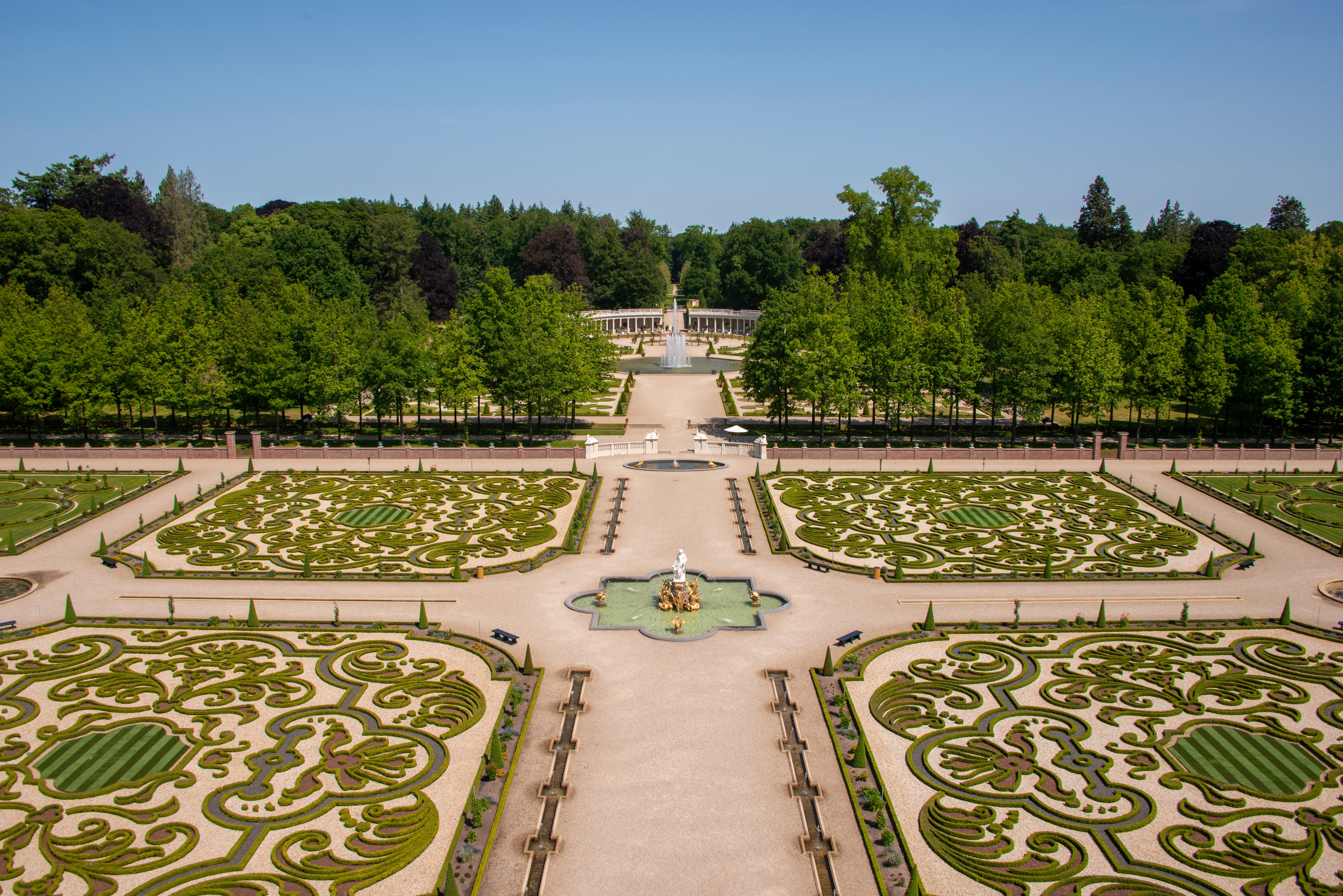 Luftfoto af Det Kongelige Het Loo Palads med smukke barokhaver i Holland