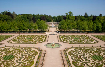 Luftfoto af Det Kongelige Het Loo Palads med smukke barokhaver i Holland