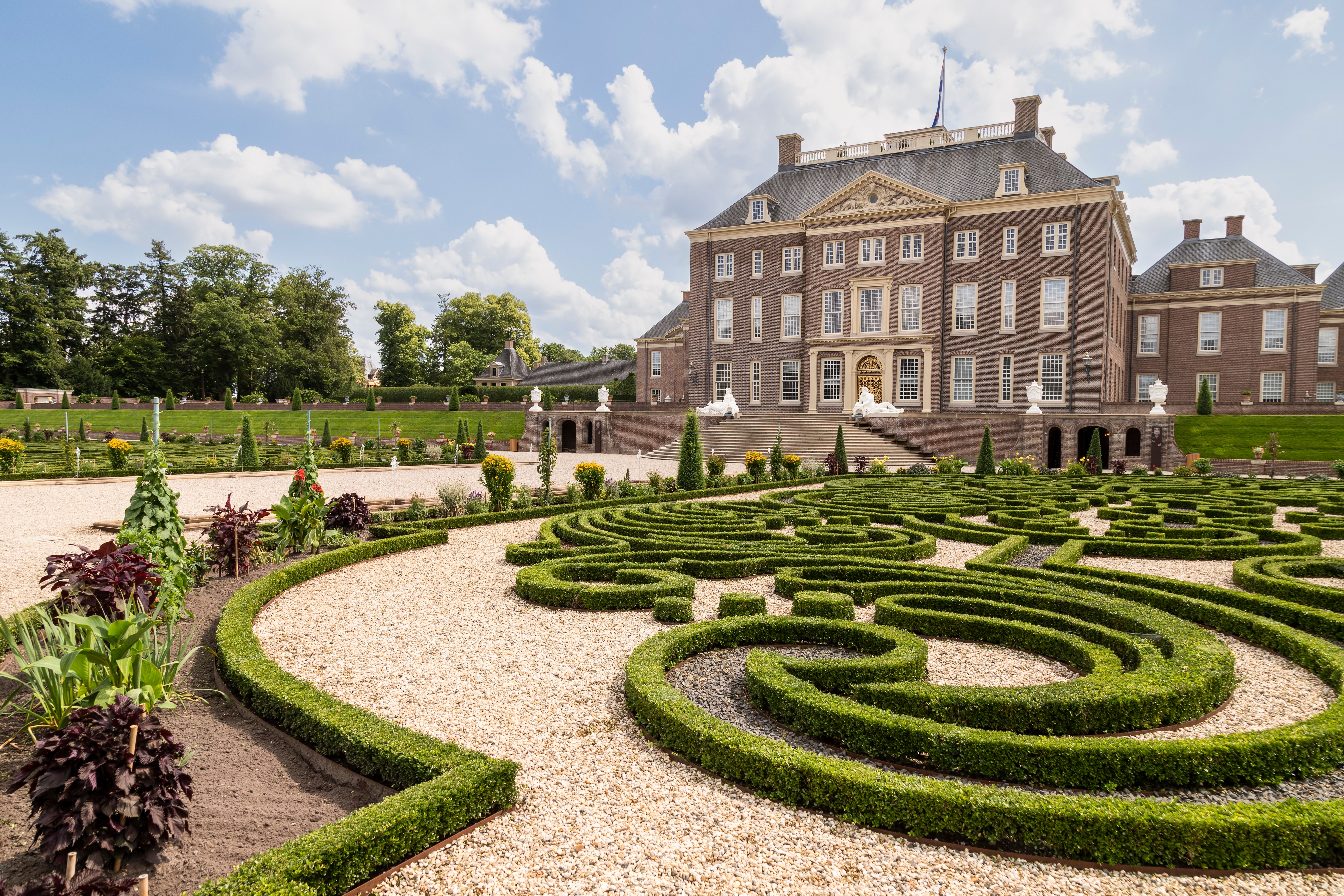 Det kongelige Het Loo Slot med smukke barokhaver og ornamentale hække i Apeldoorn, Holland