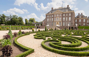 Det kongelige Het Loo Slot med smukke barokhaver og ornamentale hække i Apeldoorn, Holland