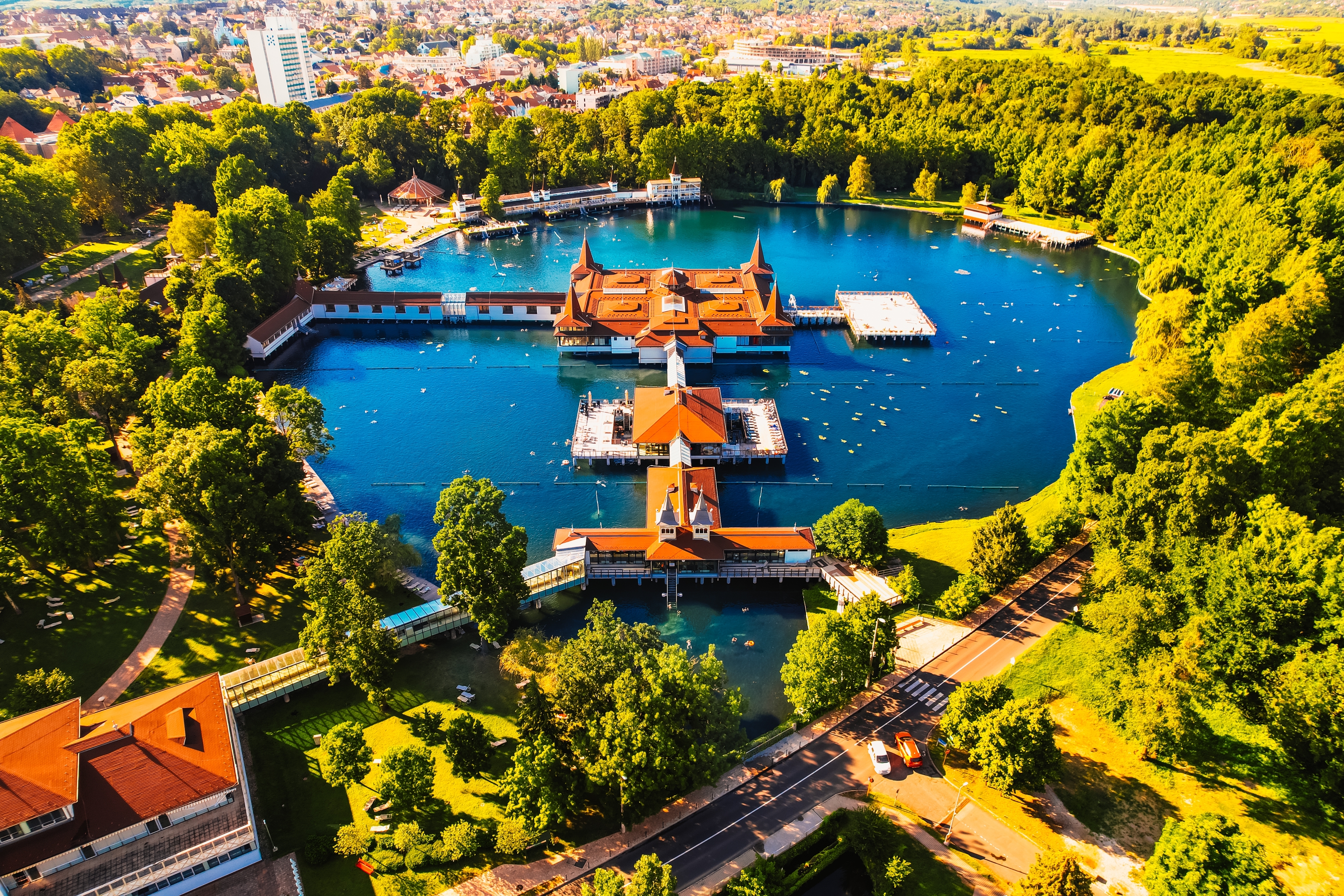 Luftfoto af Heviz termalbad i Ungarn med traditionel arkitektur og helende varme kilder