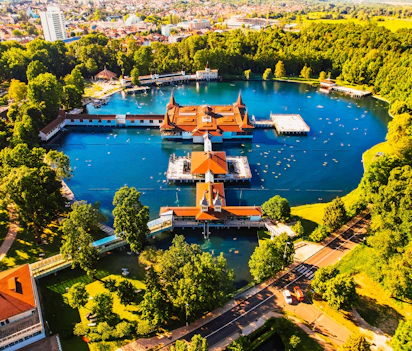 Luftfoto af Heviz termalbad i Ungarn med traditionel arkitektur og helende varme kilder