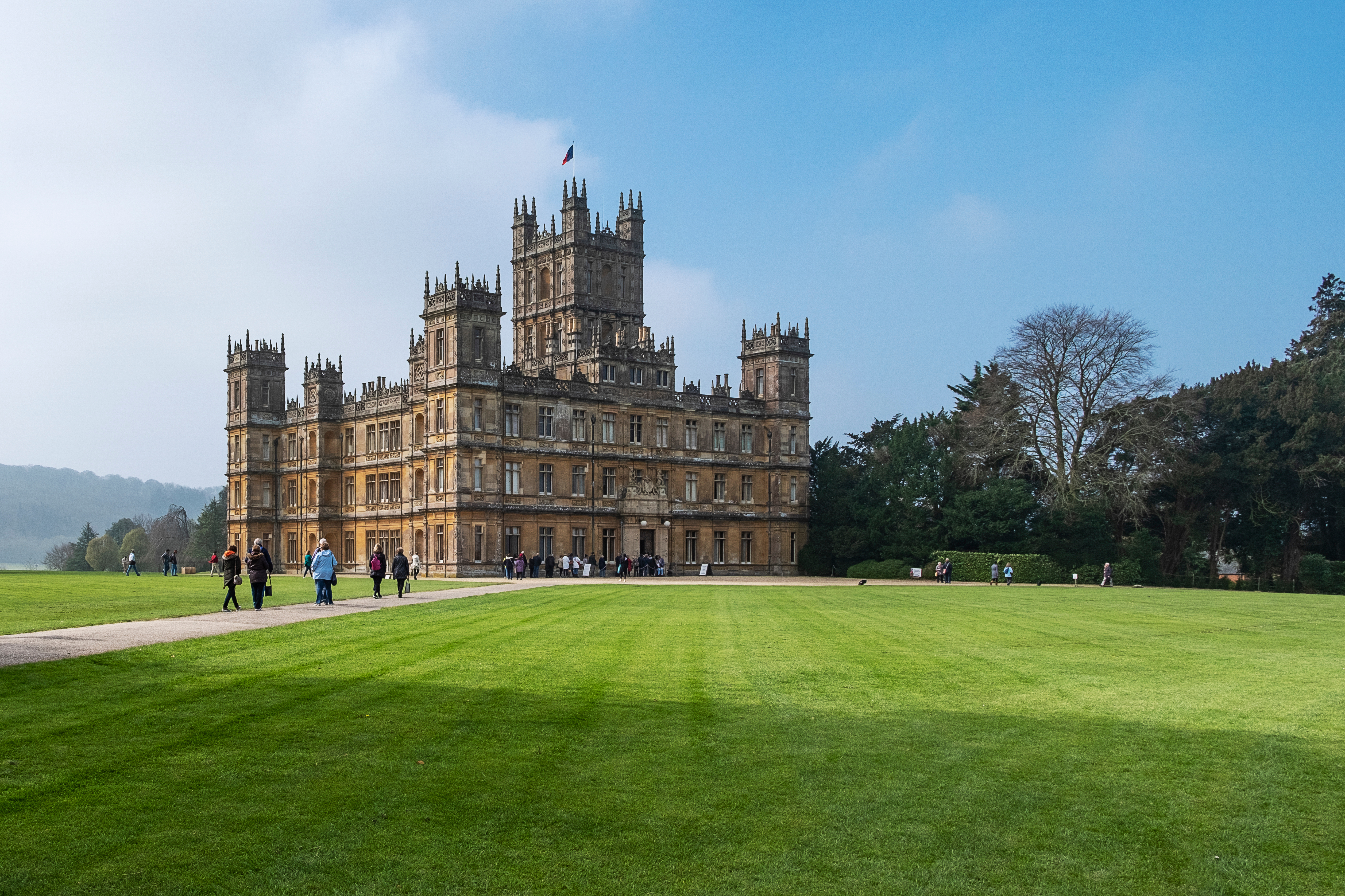 Highclere Castle i England - det berømte slot fra Downton Abbey serien omgivet af grønne haver og plæner