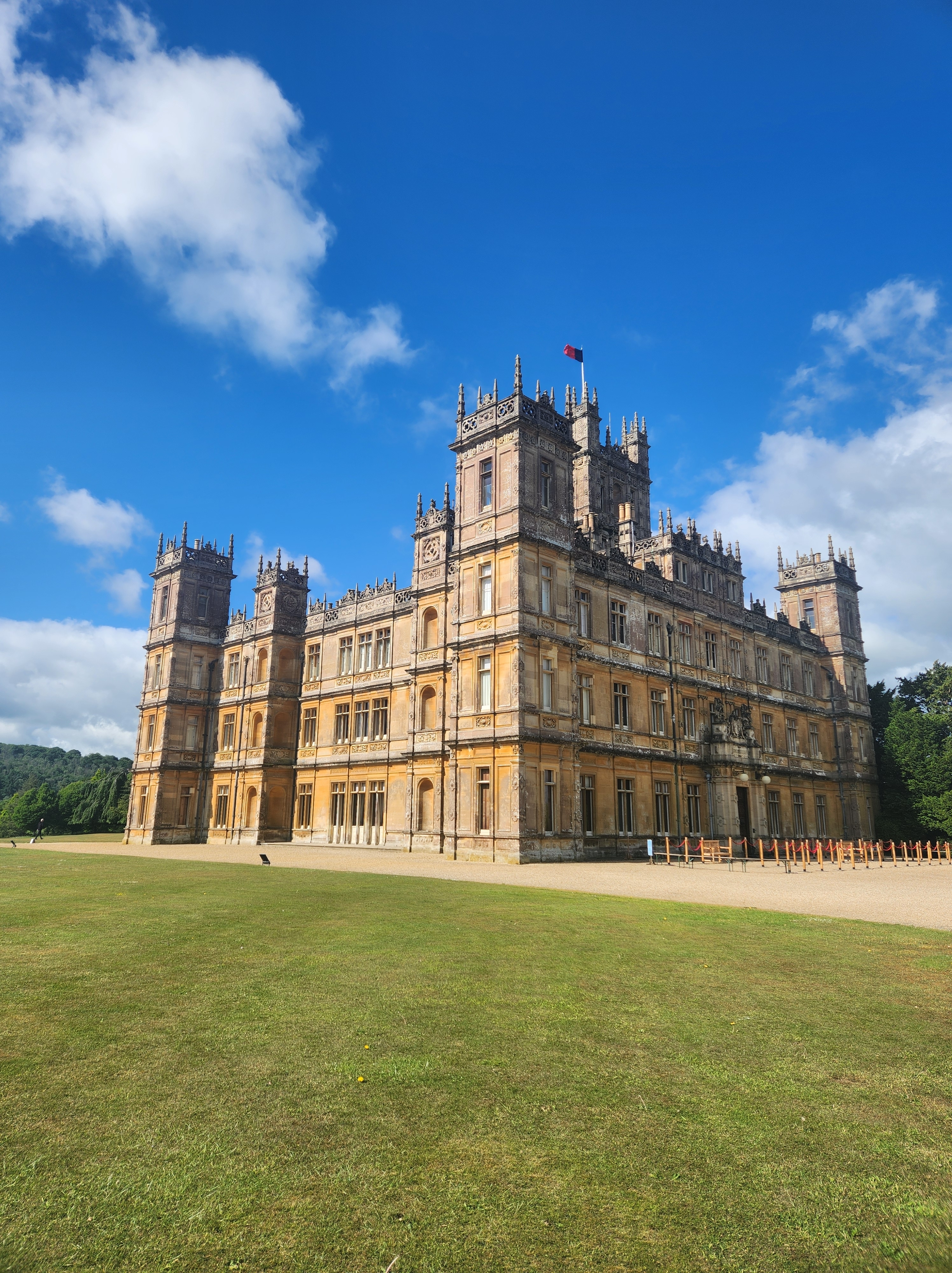Det storslåede Highclere Castle i Hampshire med gyldne kalksten facade og gotiske tårne
