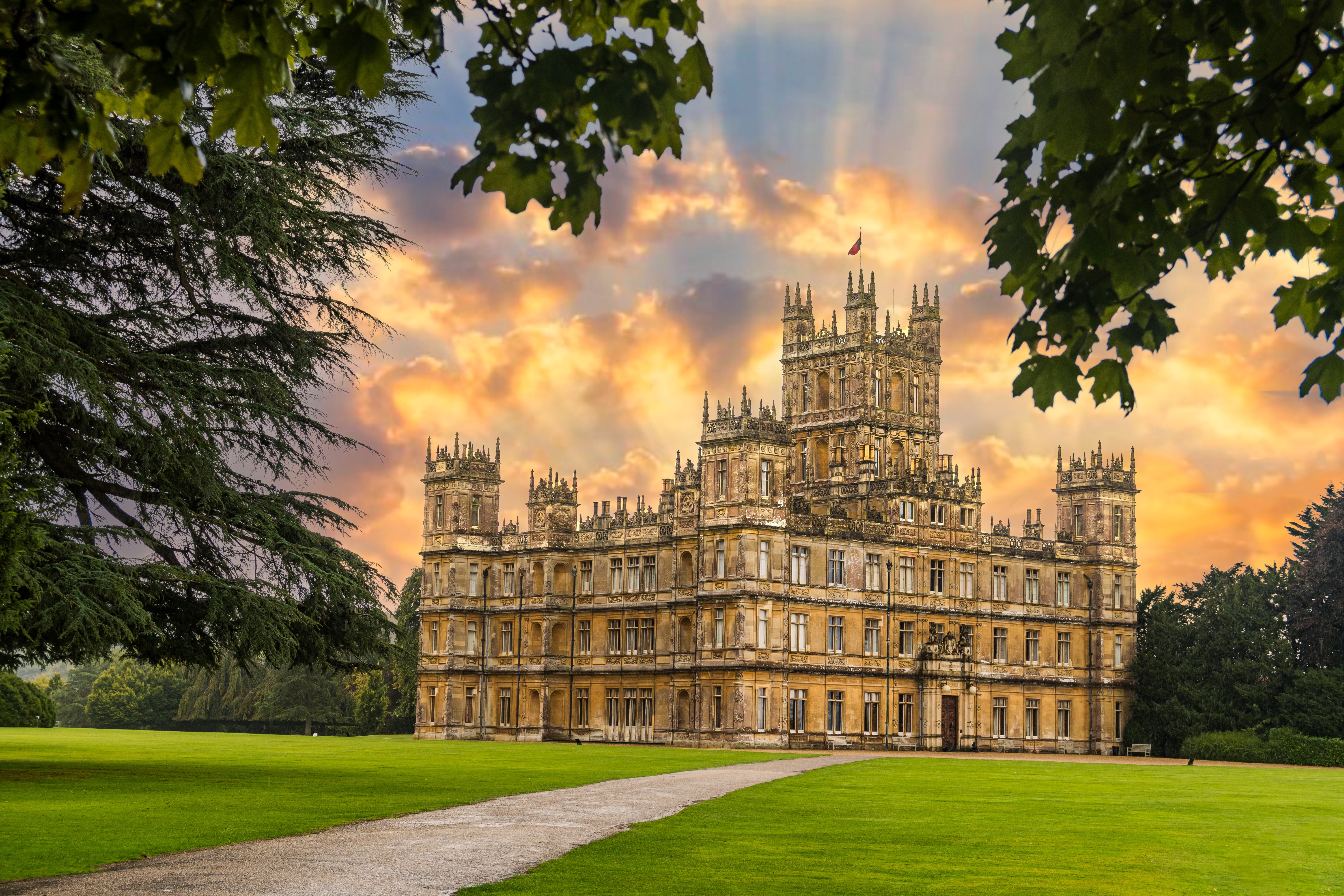 Majestætiske Highclere Castle i England med en smuk solnedgang.