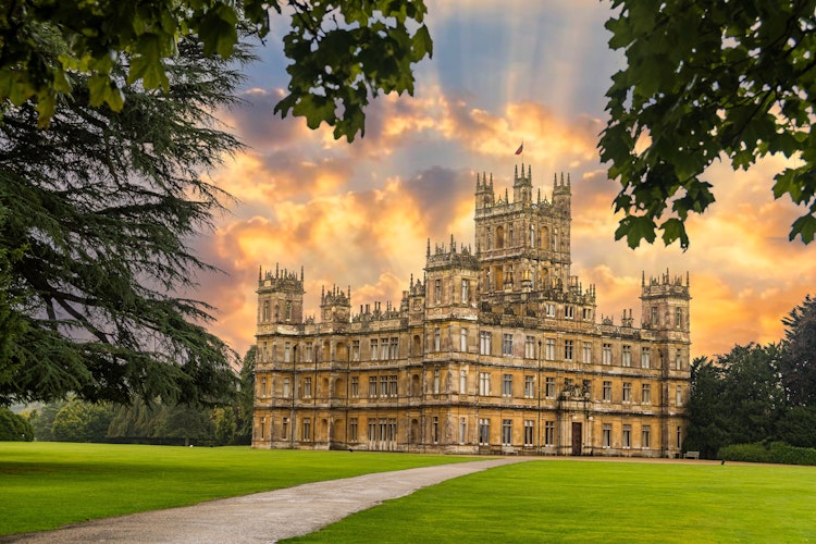 Majestætiske Highclere Castle i England med en smuk solnedgang.