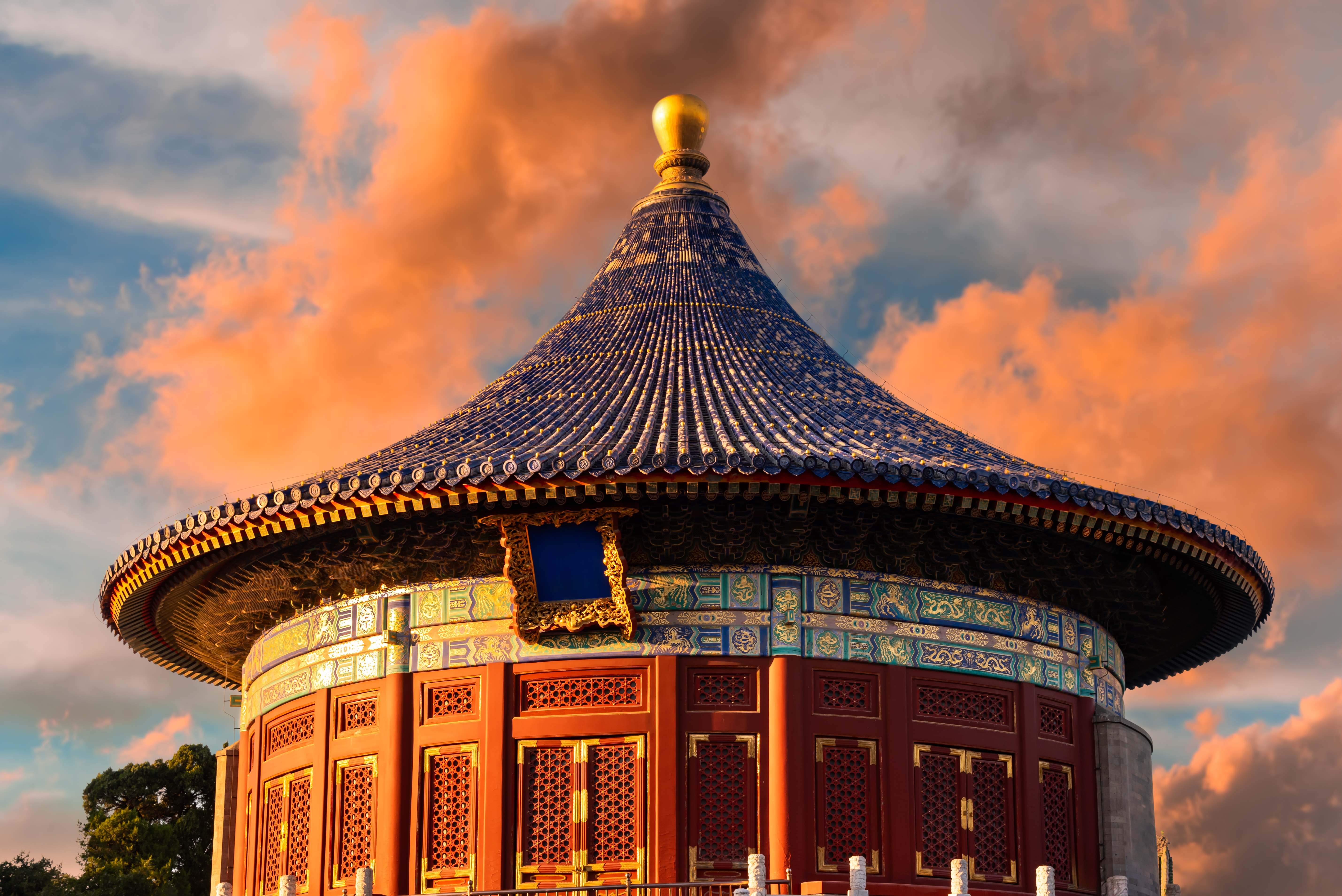 Himmelens Tempel i Beijing Kina med traditionel arkitektur ved solnedgang