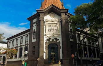 Historisk bankbygning på det centrale torv i Funchal, Madeira med klassisk europæisk arkitektur