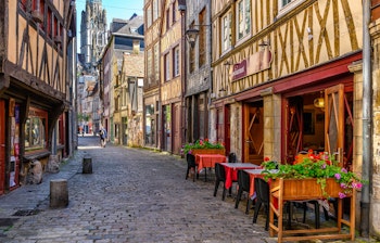 Hyggelig middelalderlig gade med farverige bindingsværkshuse og udendørs restauranter i Rouen, en historisk perle på vores flodkrydstogt på Seinen