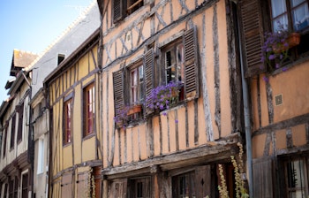 Charmerende historisk bindingsværkshus med blomsterkasser i Vernon, tæt på Monets have i Giverny, Frankrig