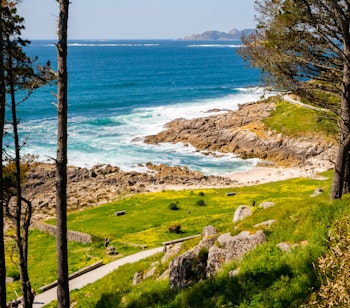 Den historiske Monte Boi fæstning i Baiona, Spanien med udsigt over den smukke Atlanterhavskyst og blåt vand