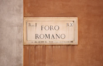 Det historiske Forum Romanum med antikke ruiner og traditionel stenarkitektur i Rom, Italien
