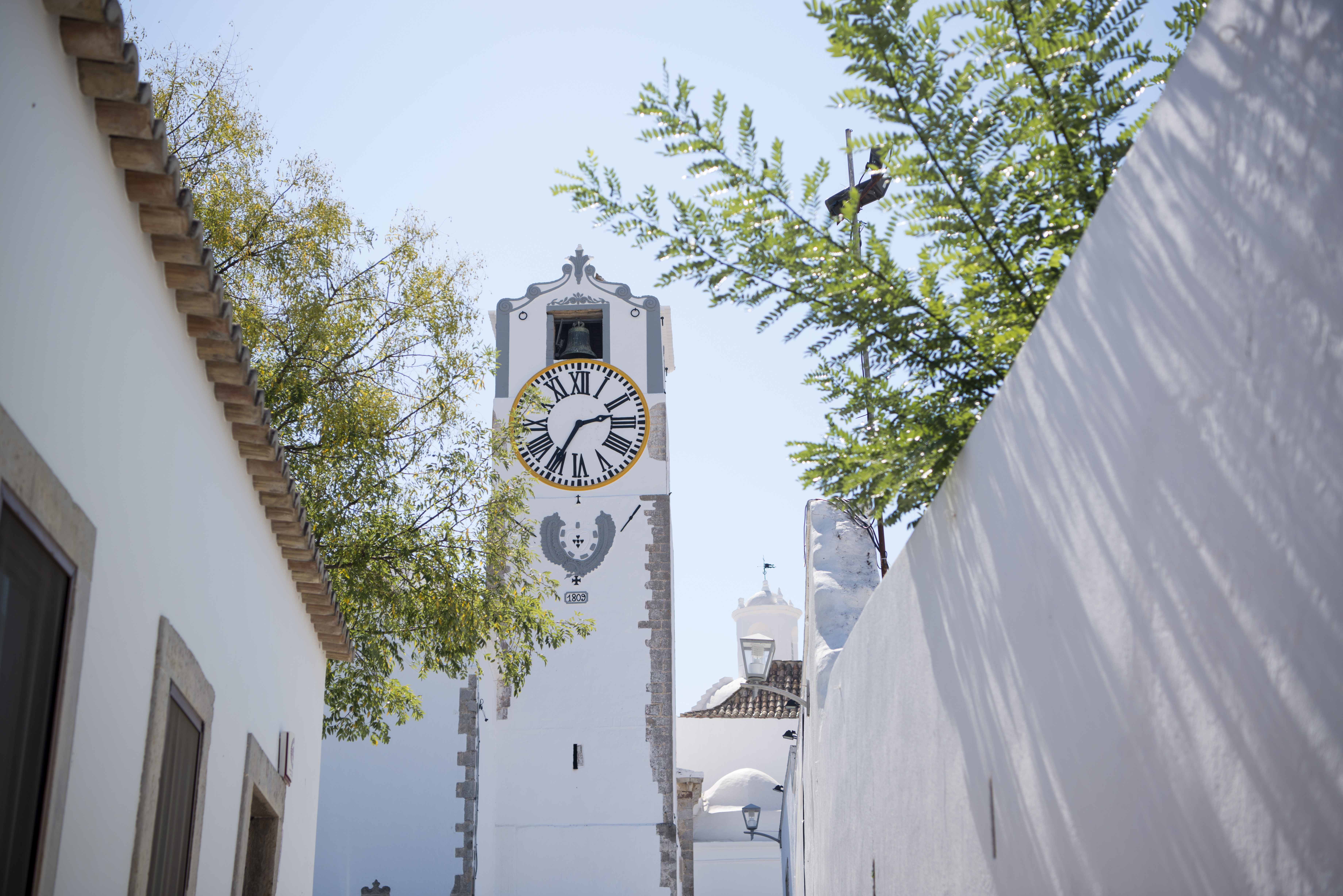 Historisk hvid kirke med klokketårn i gamle bydel Tavira, Algarve Portugal
