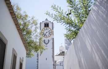 Historisk hvid kirke med klokketårn i gamle bydel Tavira, Algarve Portugal