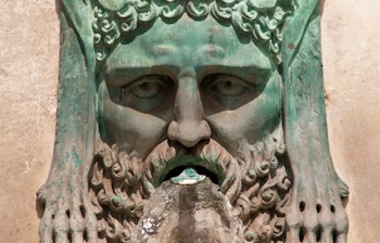 Antik romersk løvefontæne skabt af Antoine Laurent Dantan på Place de la Republique i Arles, Frankrig