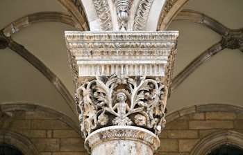 Sponza Paladset i Dubrovnik huser det kulturhistoriske museum og er en smuk seværdighed på rejsen til Kroatiens kyst