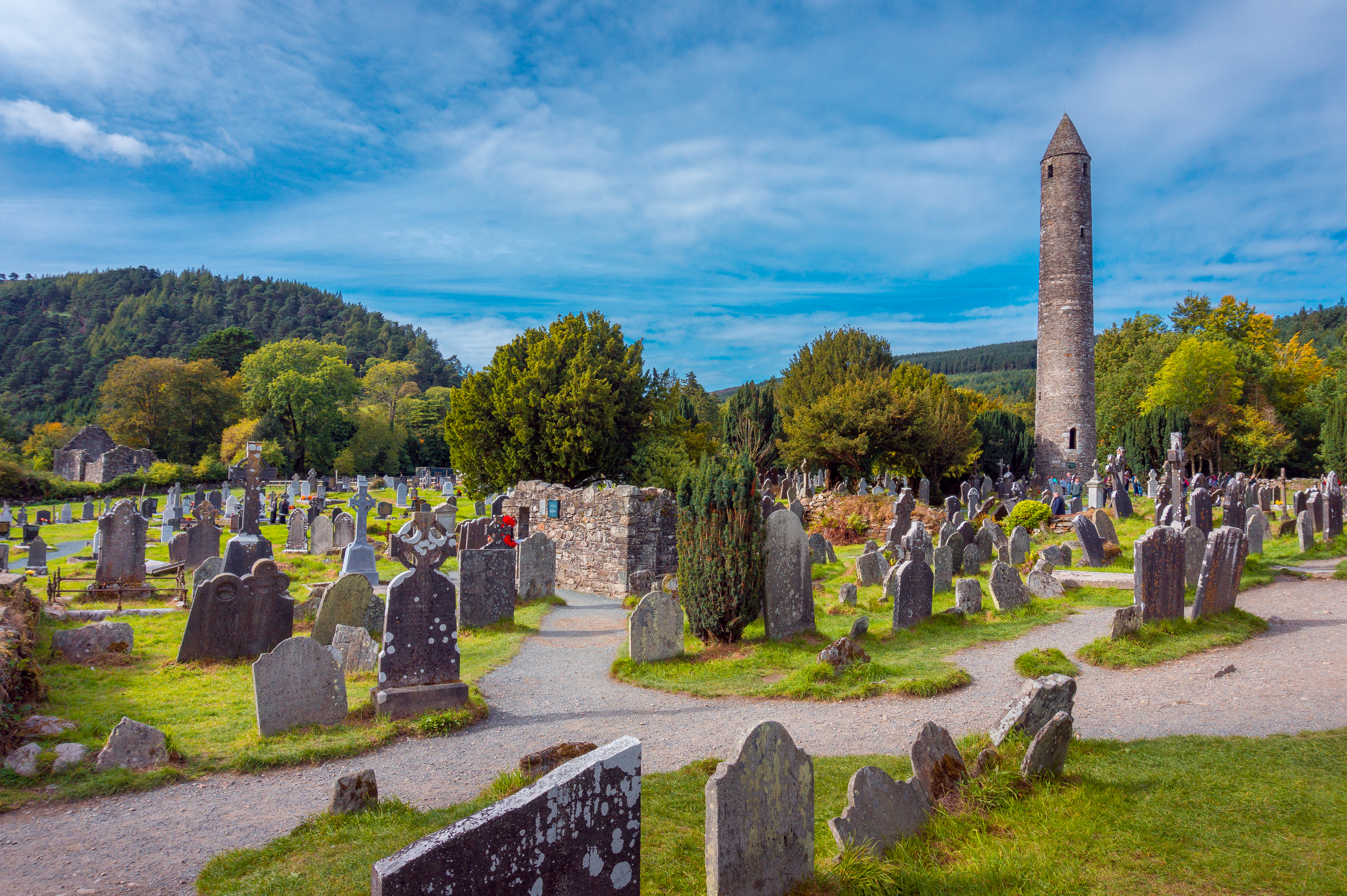 Historisk rundtårn og klosterruiner fra 500-tallet i Glendalough-dalen, County Wicklow - et af Irlands mest betydningsfulde kristne pilgrimssteder