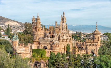 Imponerende historisk slot i Benalmadena Pueblo med udsigt over Costa del Sol i Andalusien, Spanien