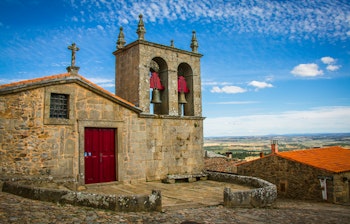 Charmerende stenkirke med klokketårn i den historiske by Figueira de Castelo Rodrigo i Portugal