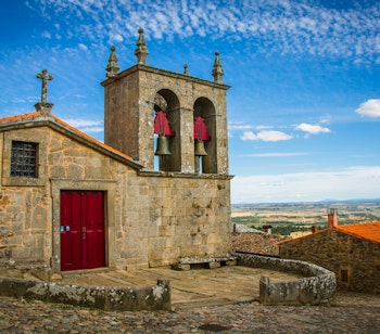 Charmerende stenkirke med klokketårn i den historiske by Figueira de Castelo Rodrigo i Portugal