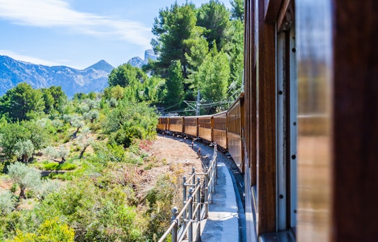 Historisk træktog på Mallorca kører gennem middelhavs landskab mod Sóller