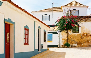 Charmerende historisk torv i middelalderkvarteret i Albufeira med hvidkalkede bygninger og brostensbelagte gader