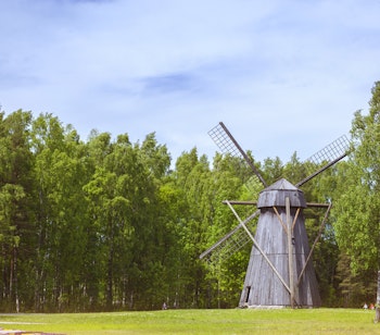 Traditionel estisk vindmølle i Frilandsmuseet i Rocca al Mare, Tallinn - en charmerende kulturhistorisk seværdighed i Estlands hovedstad