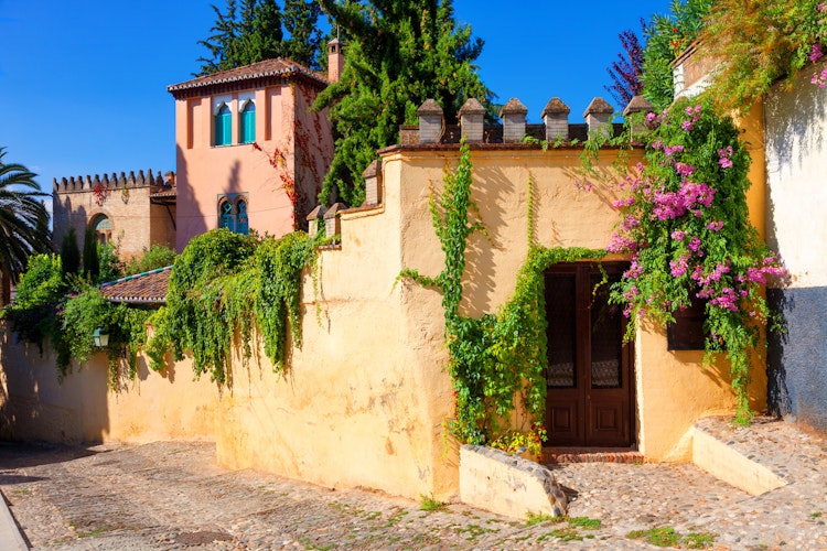 Det historiske Albaicin-kvarter i Granada med traditionel andalusisk arkitektur og bygninger fra den mauriske periode