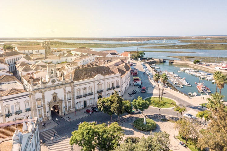 Den historiske byport Arco da Vila i Faros gamle bydel med traditionel portugisisk arkitektur og brostensbelagte gader ved Ria Formosa i Algarve