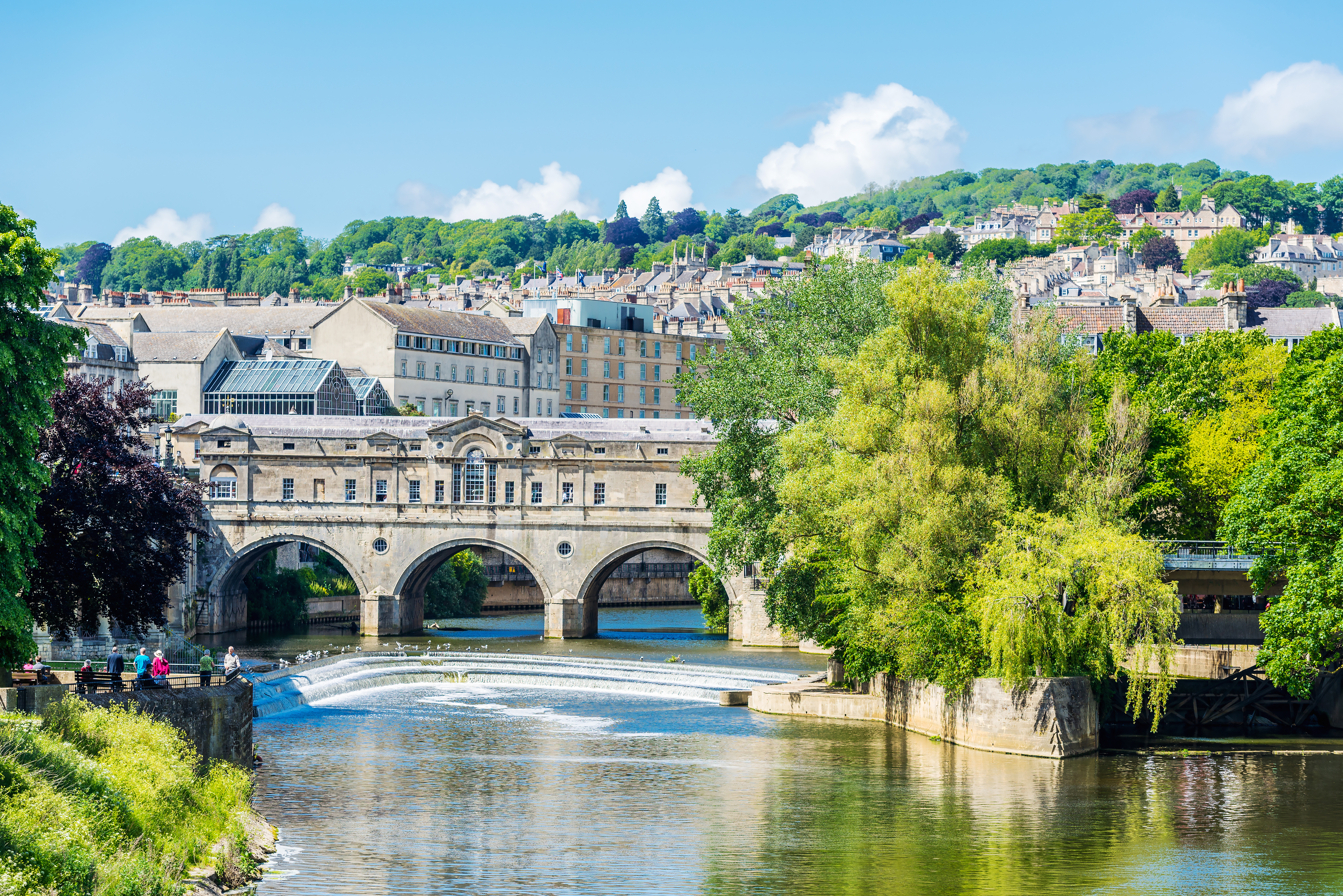 Den historiske Pulteney-bro over floden Avon i Bath, Somerset - UNESCO verdensarvsted med betagende arkitektur og idyllisk udsigt