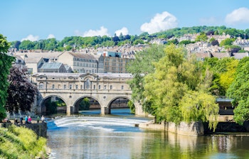 Den historiske Pulteney-bro over floden Avon i Bath, Somerset - UNESCO verdensarvsted med betagende arkitektur og idyllisk udsigt