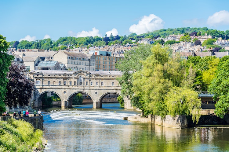 Den historiske Pulteney-bro over floden Avon i Bath, Somerset - UNESCO verdensarvsted med betagende arkitektur og idyllisk udsigt