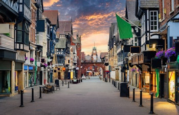 Charmerende historiske bindingsværkshuse i Tudor-stil i den gamle bydel i Chester, England