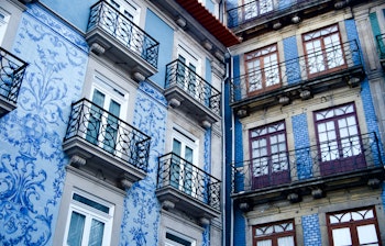 Historiske bygninger med traditionelle blå kakler på facaderne i Portos gamle bydel, Portugal