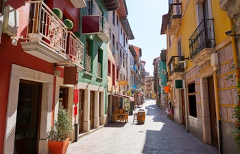 Farverige historiske bygningsfacader i kystbyen Llanes i Asturien, et stop på Camino del Norte pilgrimsruten i Nordspanien