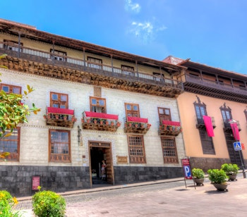 Det historiske Casa de los Balcones med traditionelle træbalkoner i La Orotava på Tenerife