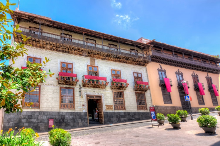 Det historiske Casa de los Balcones med traditionelle træbalkoner i La Orotava på Tenerife
